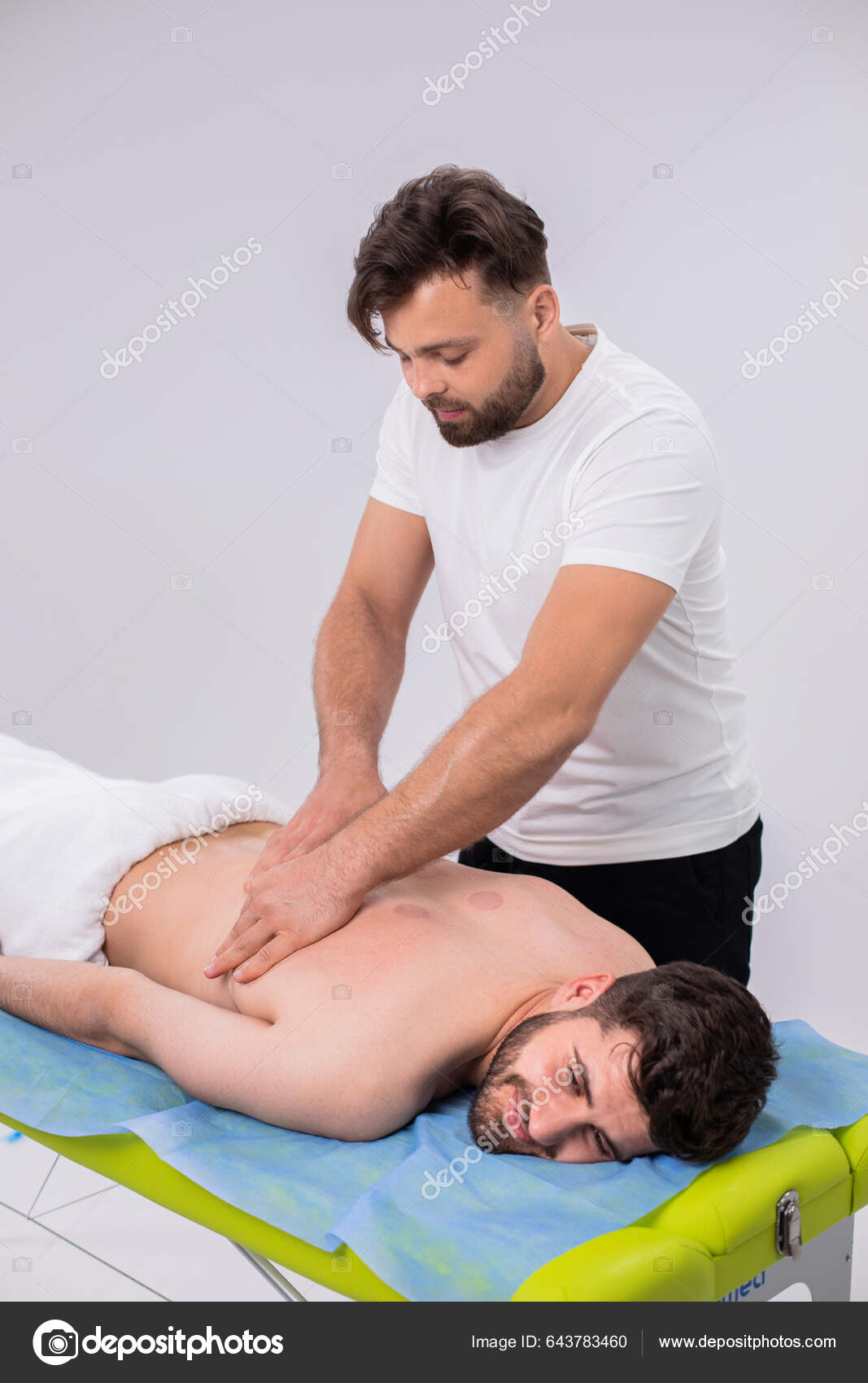 rack Afbrydelse Print Spa Salon Professional Masseur Doing Back Revitalising Massage Client Happy  Stock Photo by ©spoialabrothers 643783460