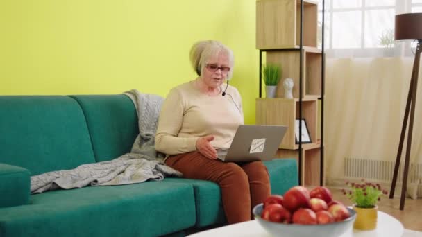 Home Living Good Looking Old Female Happy Working Laptop Online — Vídeo de Stock