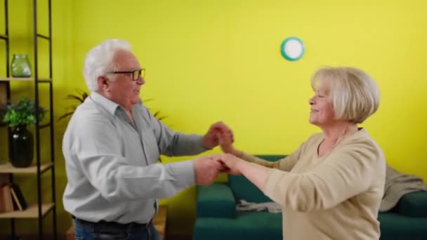 Charismatische Knappe Oude Man Samen Met Zijn Vrouw Dansen Samen — Stockvideo