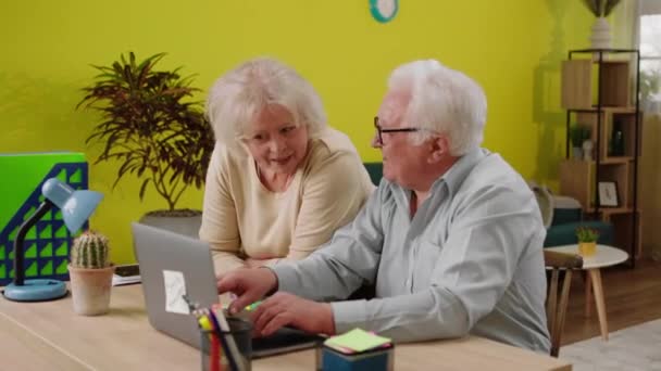 Dobrze Wyglądający Staruszek Piękna Staruszka Korzystająca Laptopa Piszący Coś Czym — Wideo stockowe