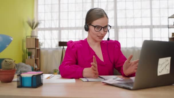 Ofiste Güzel Bir Bayan Var Nternette Biriyle Sohbet Ediyor Kulaklığı — Stok video