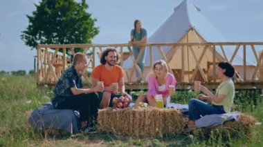 Doğanın ortasında, çok ırklı arkadaşlardan oluşan bir kampta sabah birlikte kahvaltı yaparlar. Meyve suyu içerler ve birlikte çok mutlu vakit geçirmenin tadını çıkarırlar.