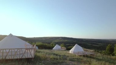 Kamp alanının ortasında büyük çadır kuşları manzaralı İHA 'yla doğada video çekmek..