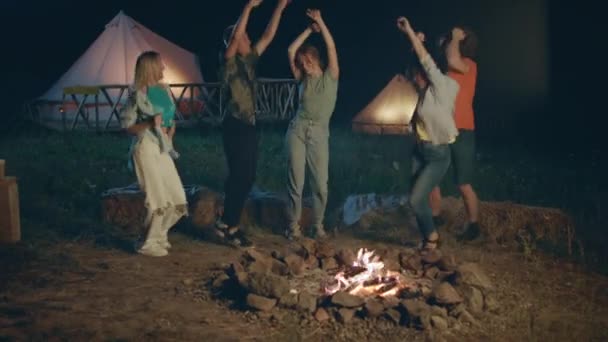Mitten Auf Dem Zeltplatz Neben Dem Feuer Feiert Eine Gruppe — Stockvideo