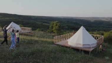 İnanılmaz manzara manzarasına koşan bir grup öğrenci kamp alanında annelerinin drone kuşları gözüyle video çekmesinden keyif alıyorlar..