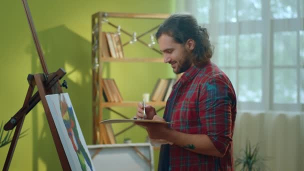 Pintor Muito Bonito Homem Está Sorrindo Diretamente Para Câmera Seguida — Vídeo de Stock