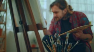 Arkalarındaki ressam tuvale bir şeyler çizerken birden fazla farklı stil ve fırça çeşidi bir fincanda oturuyordu. ARRI Alexa 'da çekim