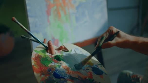 Dans Studio Art Artiste Homme Prendre Peu Couleur Huile Mélangée — Video