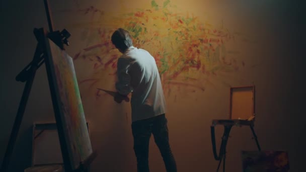 Przed Kamerą Artysta Posługuje Się Palcami Malowania Nowego Obrazu Ścianie — Wideo stockowe