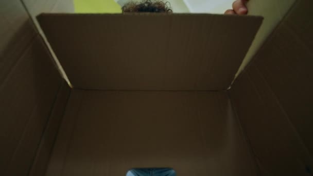 Przystojny Mężczyzna Otwórz Pudełko Weź Kilka Rzeczy Osobistych Pudełka Szczęśliwy — Wideo stockowe