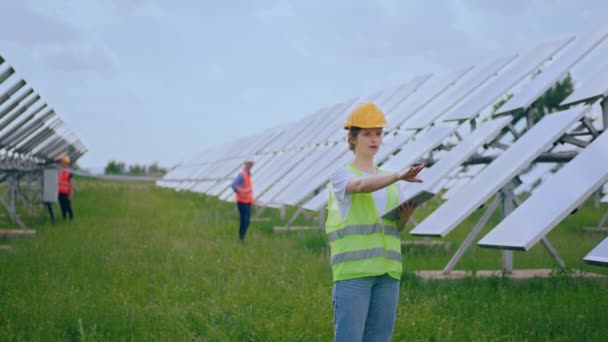 Dobře Vypadající Hezká Dáma Ekologický Inženýr Bezpečnostní Uniformě Držení Digitálního — Stock video