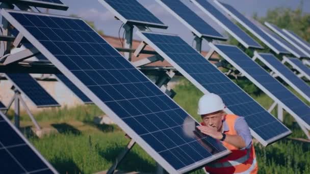 在太阳能发电厂的摄像机前 投资人对太阳能光伏太阳能电池板操作价格的分析非常有魅力 — 图库视频影像