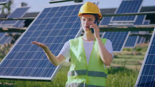Concetto Innovazione Ecologica Energia Verde Fotovoltaico Solare Fattoria Carismatica Donna — Video Stock