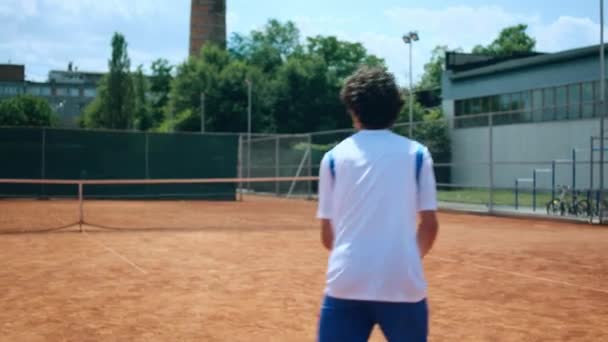 Joven Entrenando Cancha Tenis Practica Tenis Golpeando Profesionalmente Pelota Con — Vídeo de stock