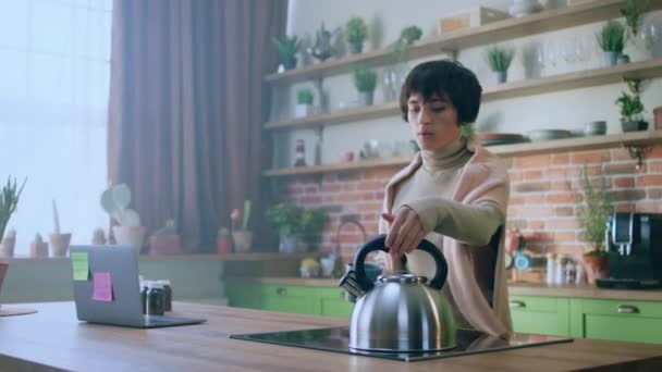 Mutfaktaki Çok Hasta Kadın Iyileşmeye Çalışıyor Çaydanlıktan Biraz Sıcak Alıyor — Stok video