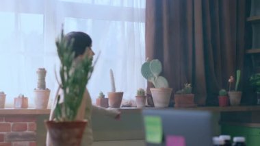 Mutlu kadın sabah mutfağa geldi çaydanlığını aldı ve elektrikli ocağı açtı işe gitmek için hazırlanıyor ve kahvaltıyı yapmak istiyor. 4k