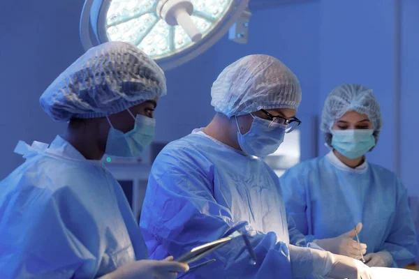 Mężczyzna Kobieta Chirurgicznych Siateczkach Włosy Maskach Twarzy Rękawiczkach Sali Operacyjnej — Zdjęcie stockowe
