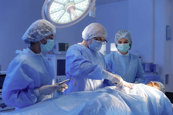 Niższe Ujęcie Chirurga Który Operuje Kogoś Nosząc Sprzęt Chirurgiczny Mając — Zdjęcie stockowe