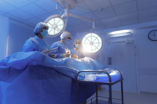 Mężczyzna Chirurg Używa Pęsety Operować Pacjenta Będąc Sali Operacyjnej Otrzymując — Zdjęcie stockowe