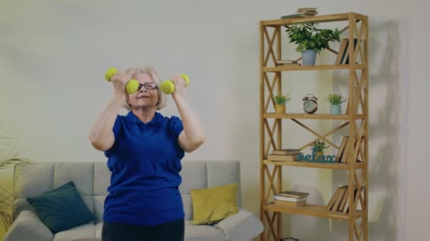 Szczęśliwa Charyzmatyczna Staruszka Domu Ćwiczy Ciężarkami Które Podnosi Góry Trenując — Wideo stockowe