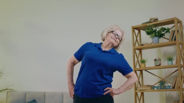 Concepto Ejercicio Físico Yoga Casa Anciana Estirando Cuerpo Sonriendo Bonita — Vídeo de stock
