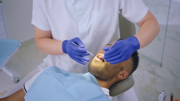 Moderní Zubní Klinice Pacient Mají Zubní Prohlídku Zkontrolovat Zdraví Zubního — Stock video