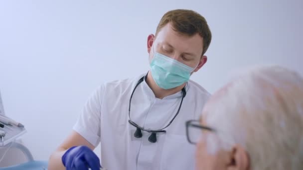 Dentista Carismático Dentista Hombre Explicar Paciente Cómo Fijan Los Implantes — Vídeos de Stock