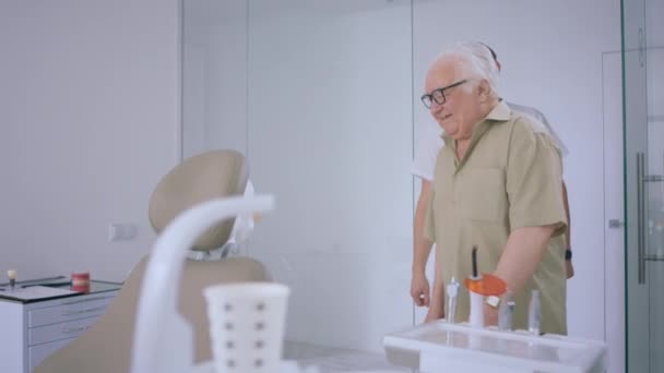 Carismatico Paziente Anziano Venuto Appuntamento Cure Orali Dentista Entra Presso — Video Stock