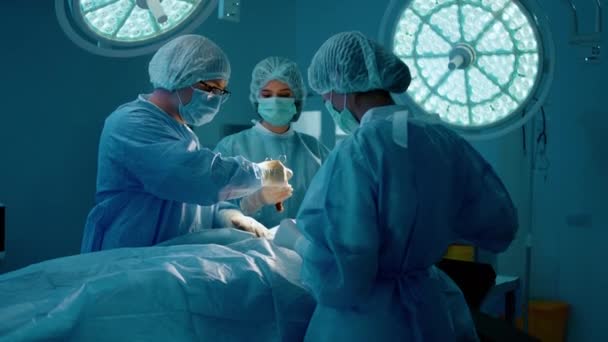 Ein Chirurg Verwendet Einen Dunkle Flüssigkeit Getränkten Wattebausch Seinen Patienten — Stockvideo