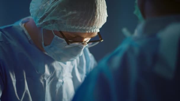 의사가 안경을 병실에서 수술을 모습을 가까이 — 비디오
