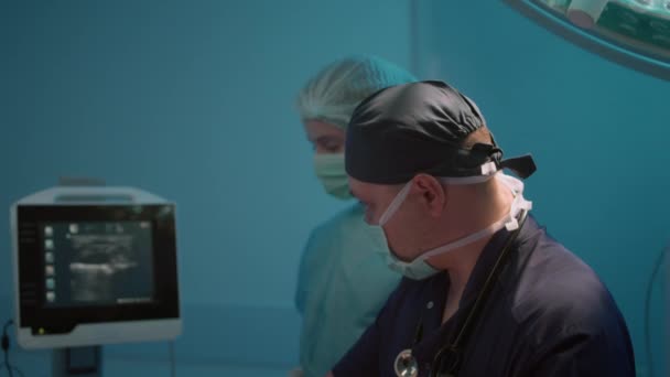 Muž Žena Chirurgové Dívají Vitální Funkce Obrazovce Ujistěte Vše Připraveno — Stock video