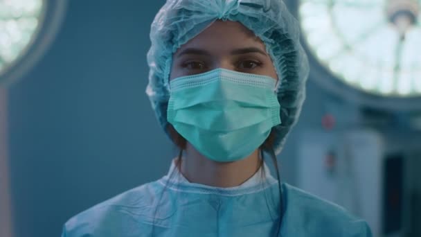 Fechamento Close Shot Uma Enfermeira Simpática Olhando Com Cabelos Castanhos — Vídeo de Stock