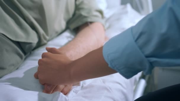 Krankenhauszimmer Liegt Ein Patient Auf Der Krankenhauscouch Während Ein Familienmitglied — Stockvideo