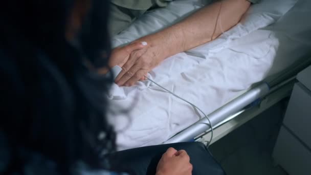 Ospedale Moderno Paziente Anziano Hanno Controllo Salute Che Indossa Dito — Video Stock