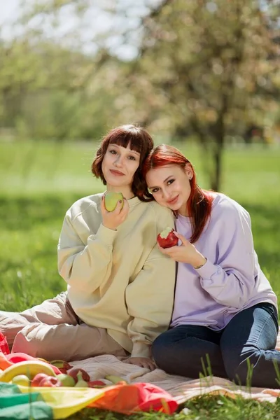 Лесбиянки Устраивают Пикник Центре Парка Едят Фрукты Чувствуют Себя Счастливыми — стоковое фото