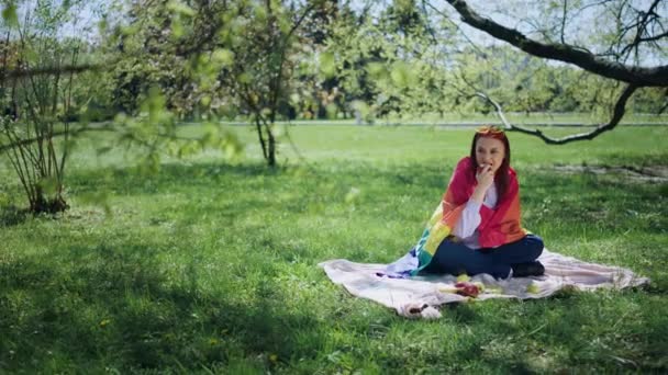 Atraktivní Ženské Lesbičky Mají Piknik Uprostřed Přírody Parku Ležela Dece — Stock video