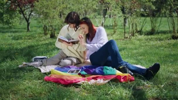 Парку Лежить Ковдрі Красива Лесбійська Пара Відчуває Себе Щасливою Разом — стокове відео