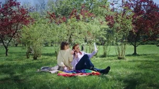 Gut Aussehende Zwei Lesbische Damen Park Legen Sich Auf Die — Stockvideo