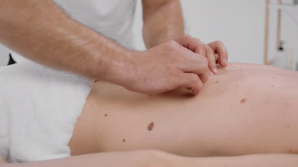 Het Nemen Van Details Close Masseur Man Doet Professionele Rugmassage — Stockvideo