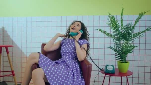 Retro Kafede Mutlu Heyecanlı Bir Bayan Eski Antika Telefonundan Biriyle — Stok video