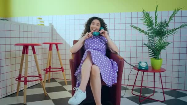 Retro Kafedeki Kanepede Oturmuş Eski Model Telefonda Biriyle Konuşurken Çok — Stok video