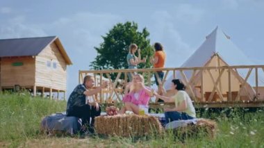 Kamp alanında, çok ırklı bir grup arkadaş bir araya gelip eğleniyor, birlikte bir şeyler içiyor ve hep birlikte mutlu oluyoruz. 4k