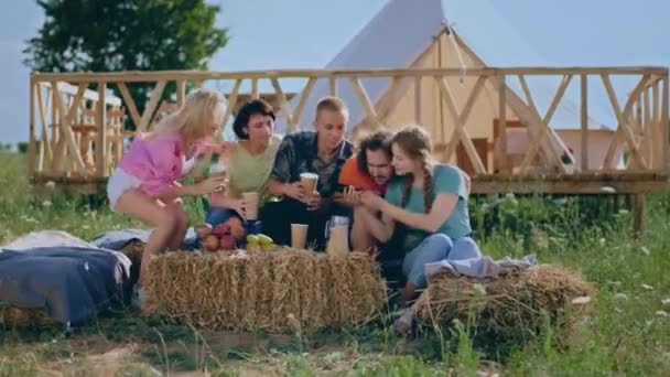 Camping Señoras Chicos Muy Carismáticos Atractivos Divierten Juntos Bebiendo Mirando — Vídeo de stock