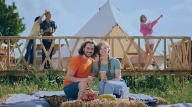 Kameranın önünde, samanlıkta oturan ve kamp alanında gülümseyen büyük bir çiftin videosunu çekiyoruz. 4k