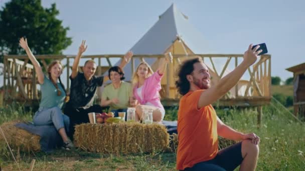 Güneşli Bir Yaz Günü Kamp Alanında Toplanan Çok Irklı Arkadaşlar — Stok video