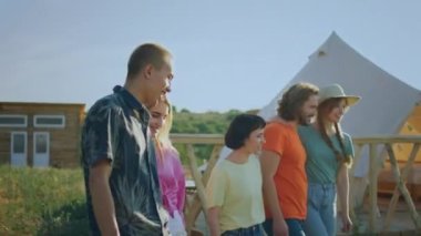 Doğanın ortasında, çok ırklı arkadaşlardan oluşan çok karizmatik ve yakışıklı bir grup kamp alanında yürüyor ve büyük ve ürpertici bir gülümsemeyle doğanın tadını çıkarıyor. 4k