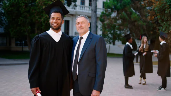 Üniversite Bahçesinde Kameranın Önünde Olgun Erkek Üniversite Profesörü Diplomalı Yüksek — Stok fotoğraf
