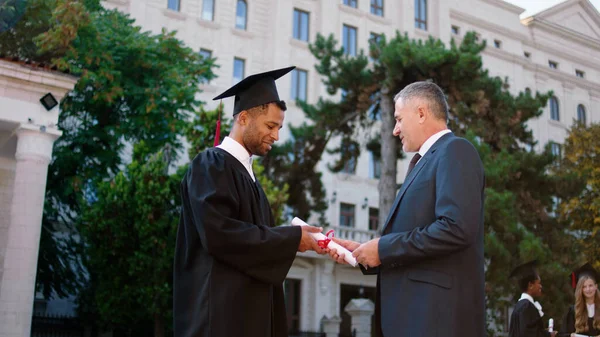 Przed Kamerą Dojrzały Mężczyzna College Profesor Dając Dyplom Jego Absolwent — Zdjęcie stockowe