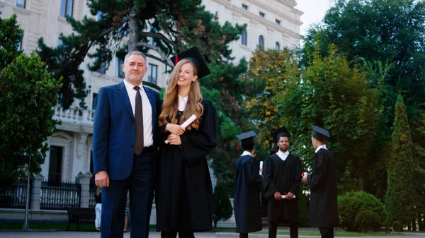 Aufgeregt Blickende Absolventin Posiert Mit Diplom Zusammen Mit Ihrem Vater — Stockfoto