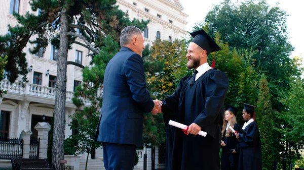 Izgatott Fickó Érettségi Napján Aki Apjával Ölelkezik Miután Megszerezte Diplomát — Stock Fotó